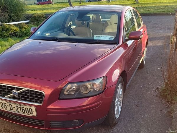 Volvo S40 Saloon, Petrol, 2005, Red