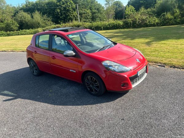 Renault Clio Hatchback, Diesel, 2012, Red