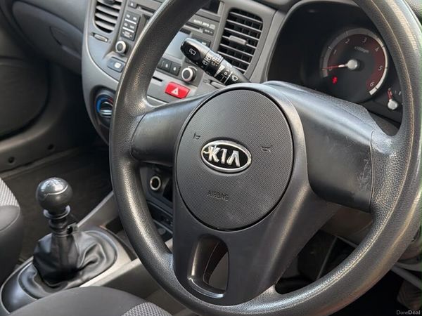 Kia Rio Hatchback, Diesel, 2010, Red