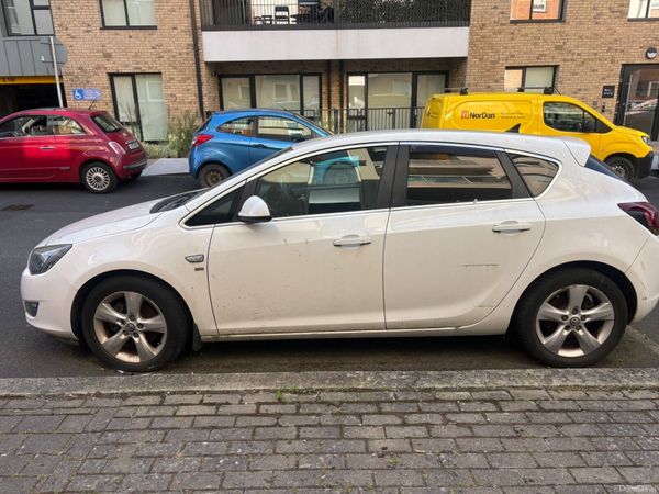 Vauxhall Astra Hatchback, Diesel, 2012, White