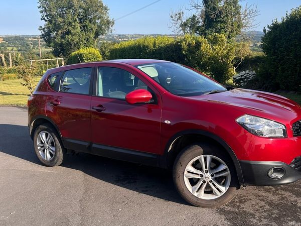 Nissan Qashqai Hatchback, Diesel, 2010, Red