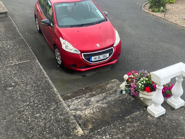 Peugeot 208 Hatchback, Diesel, 2014, Red