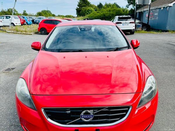 Volvo V40 Hatchback, Petrol, 2015, Red