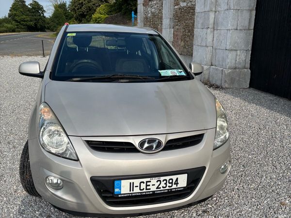 Hyundai i20 Hatchback, Petrol, 2011, Gold