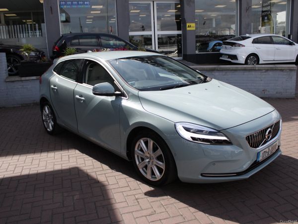 Volvo V40 Hatchback, Diesel, 2017, Blue