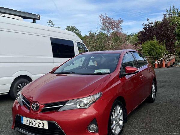 Toyota Auris Hatchback, Diesel, 2014, Red