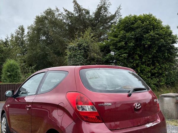 Hyundai i20 Hatchback, Petrol, 2011, Red