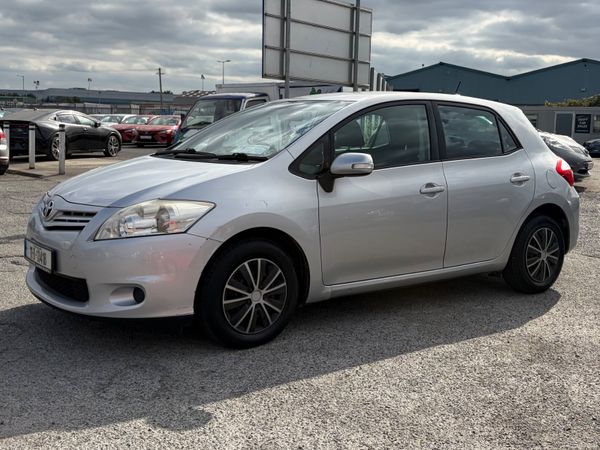 Toyota Auris Hatchback, Petrol, 2011, Silver