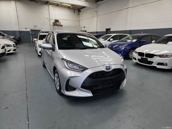 Toyota Yaris Hatchback, Petrol Hybrid, 2020, Silver