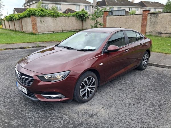 Opel Insignia Hatchback, Diesel, 2019, Red