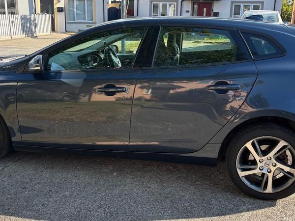 Volvo V40 Hatchback, Diesel, 2018, Blue