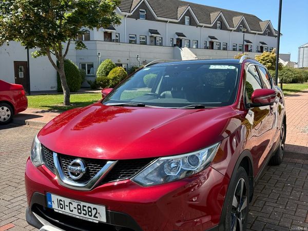 Nissan Qashqai Hatchback, Diesel, 2016, Red