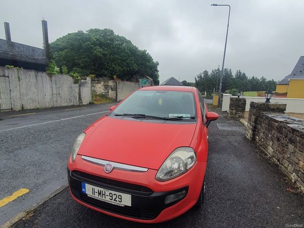Fiat Punto Hatchback, Petrol, 2011, Red