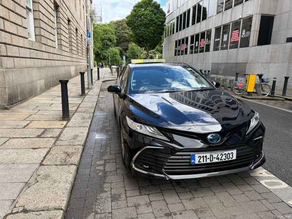 Toyota Camry Saloon, Petrol Hybrid, 2021, Black