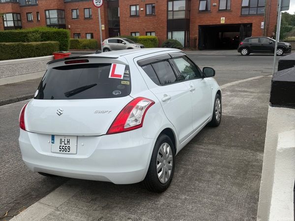 Suzuki Swift Hatchback, Petrol, 2011, White