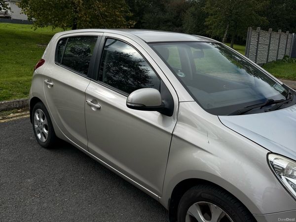 Hyundai i20 Hatchback, Petrol, 2012, Gold