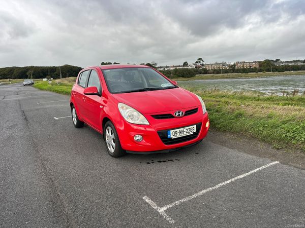 Hyundai i20 Hatchback, Petrol, 2009, Red