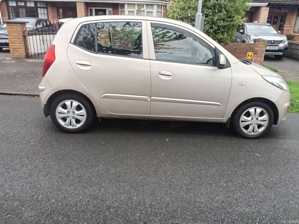 Hyundai i10 Hatchback, Petrol, 2011, Gold