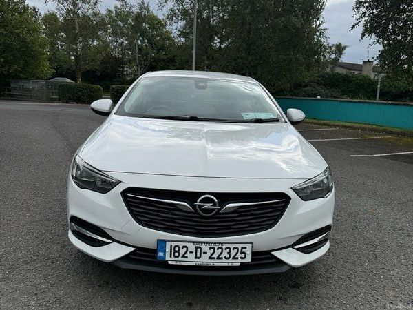 Opel Insignia Hatchback, Diesel, 2018, White