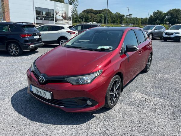 Toyota Auris Hatchback, Petrol, 2018, Red