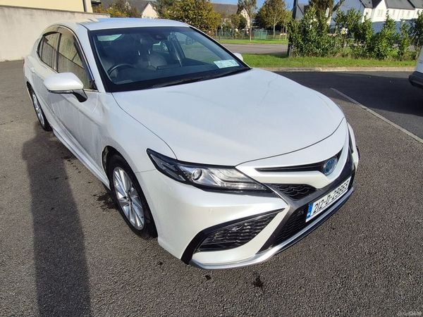 Toyota Camry Saloon, Petrol Hybrid, 2021, White