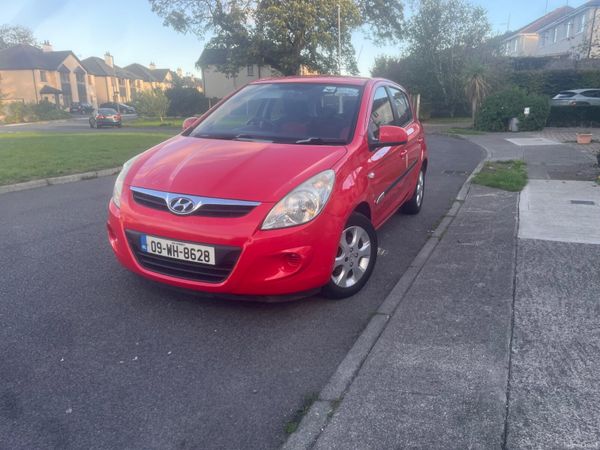 Hyundai i20 Hatchback, Petrol, 2009, Red