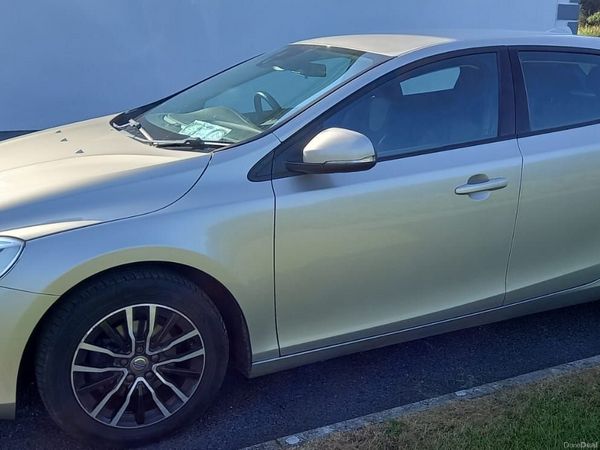 Volvo V40 Hatchback, Diesel, 2018, Gold