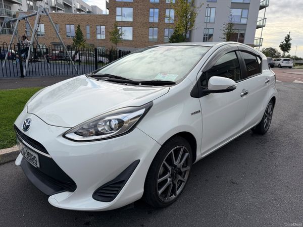 Toyota Aqua Hatchback, Petrol Hybrid, 2017, White