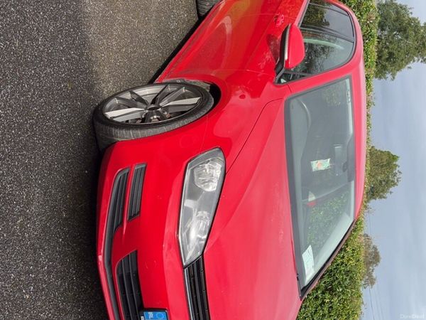 Volkswagen Golf Hatchback, Diesel, 2014, Red