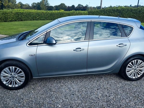 Vauxhall Astra Hatchback, Diesel, 2015, Silver