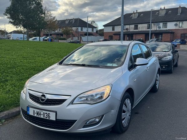 Opel Astra Hatchback, Petrol, 2011, Silver