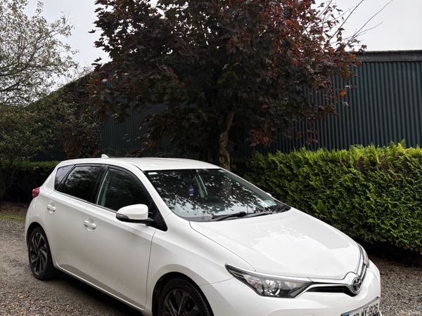 Toyota Auris Hatchback, Diesel, 2015, White