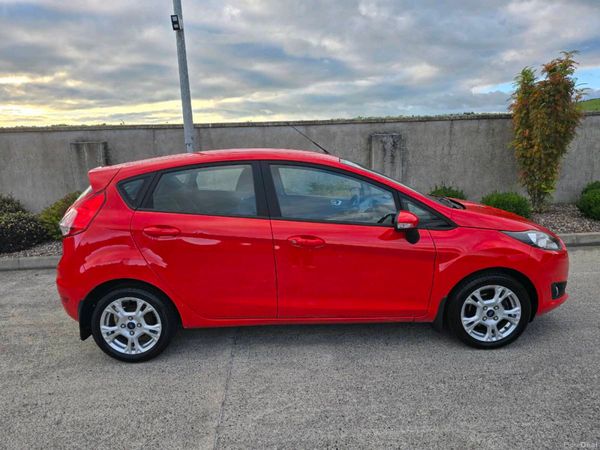 Ford Fiesta Hatchback, Petrol, 2015, Red