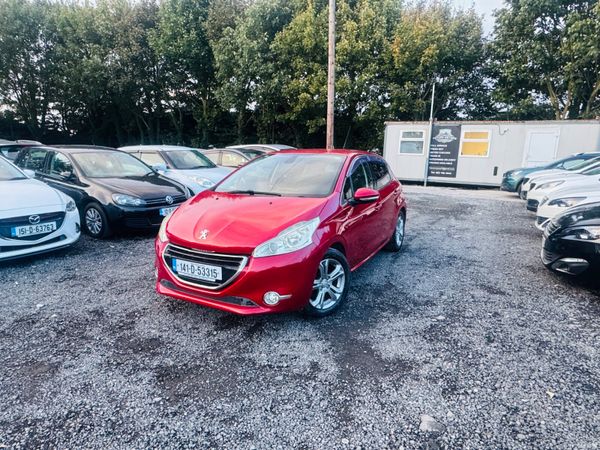 Peugeot 208 Hatchback, Petrol, 2014, Red