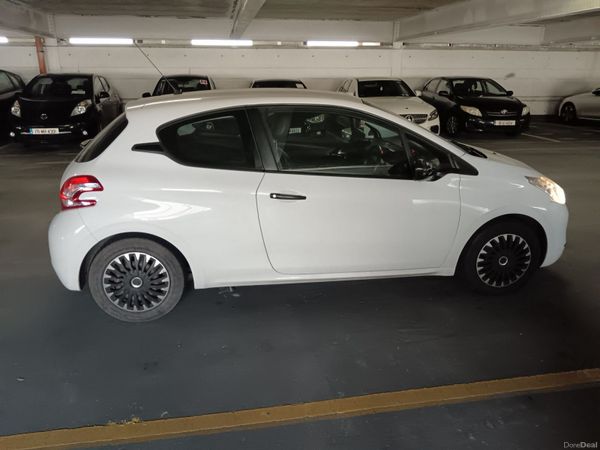 Peugeot 208 Hatchback, Petrol, 2014, White