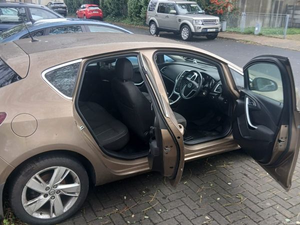 Vauxhall Astra Hatchback, Petrol, 2013, Bronze