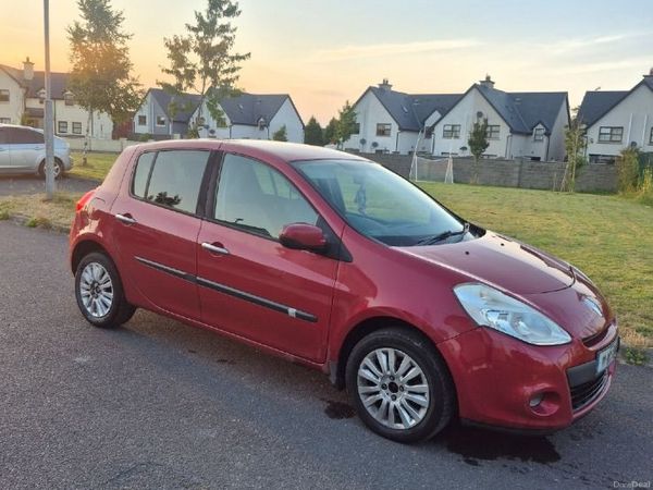 Renault Clio Hatchback, Diesel, 2011, Red