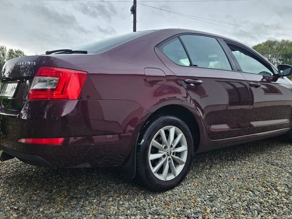 Skoda Octavia Saloon, Diesel, 2013, Red