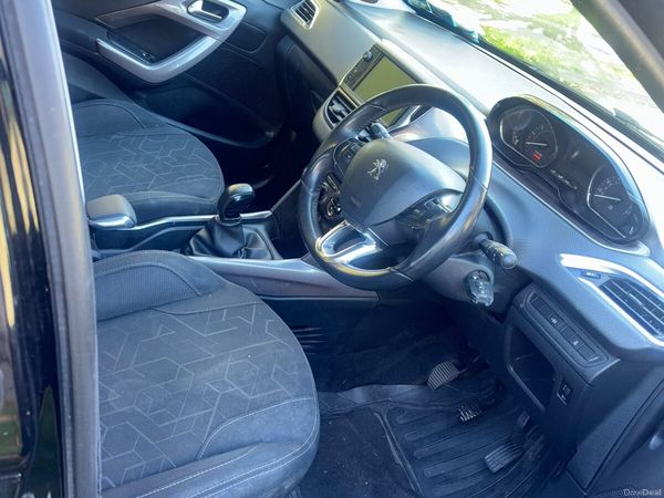 Peugeot 2008 Hatchback, Petrol, 2013, Black