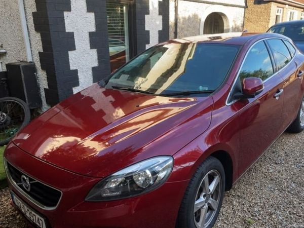 Volvo V40 Hatchback, Petrol, 2015, Red