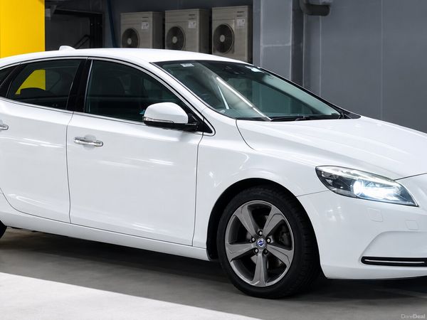 Volvo V40 Hatchback, Petrol, 2014, White