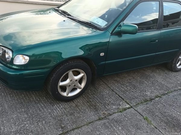 Toyota Corolla Saloon, Petrol, 2000, Green