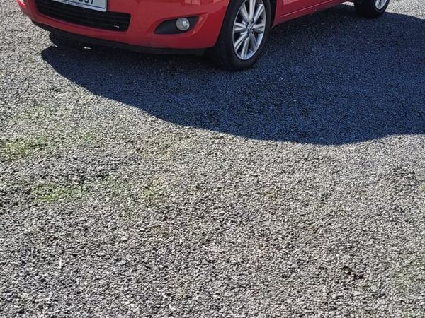 Toyota Yaris Hatchback, Petrol, 2011, Red