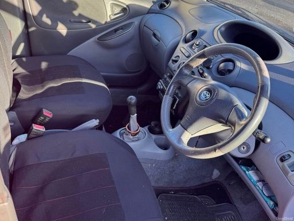 Toyota Yaris Hatchback, Petrol, 2002, Red