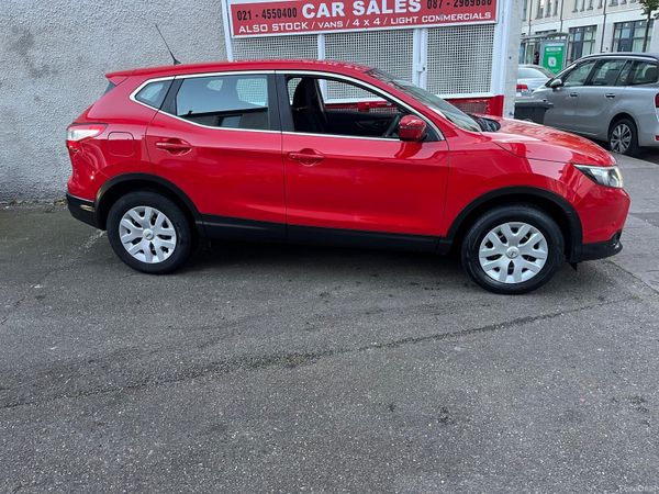Nissan Qashqai SUV, Diesel, 2017, Red