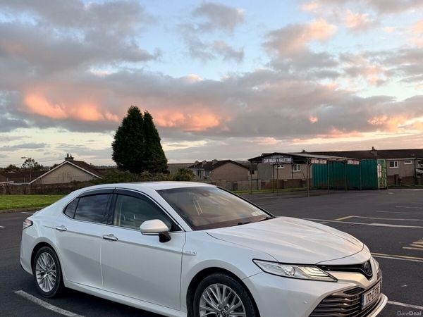 Toyota Camry Saloon, Petrol Hybrid, 2017, White