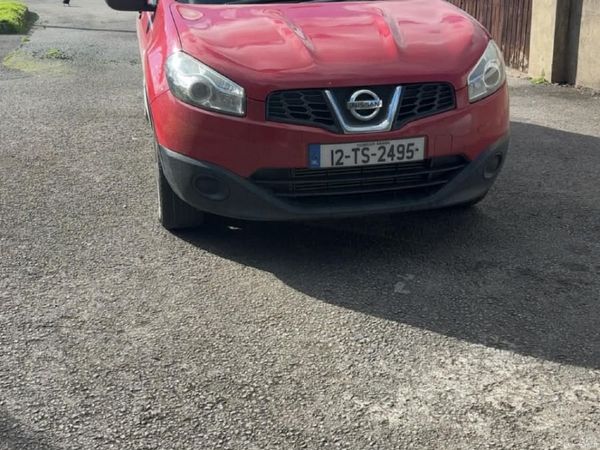 Nissan Qashqai Hatchback, Diesel, 2012, Red