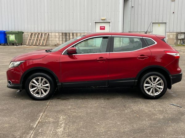 Nissan Qashqai Hatchback, Diesel, 2015, Red