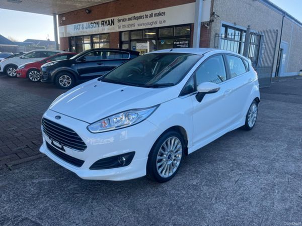 Ford Fiesta Hatchback, Petrol, 2015, White