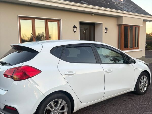 Kia Ceed Hatchback, Petrol, 2014, White